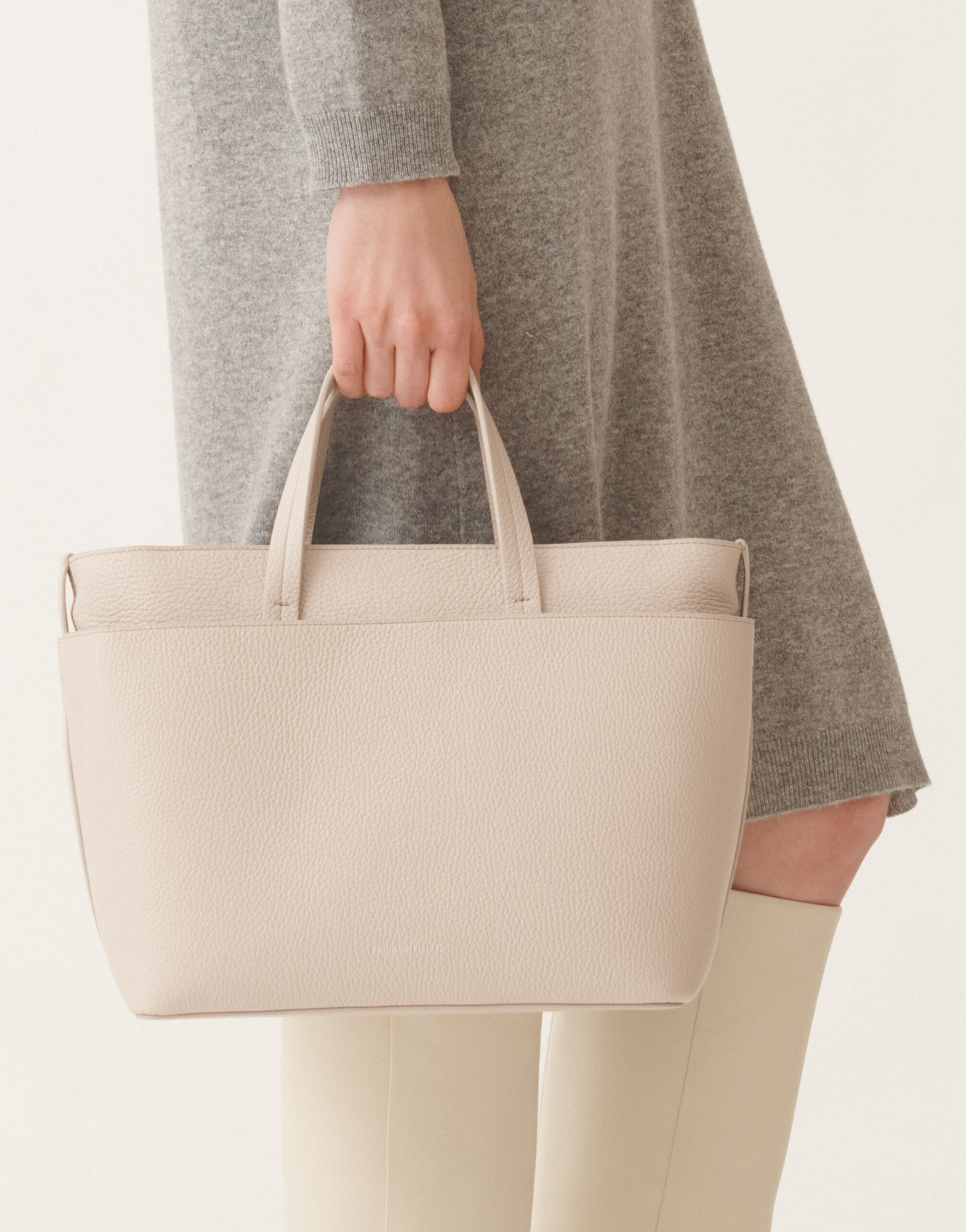 レディースLarge grained leather handbag, marble ハンドバッグ