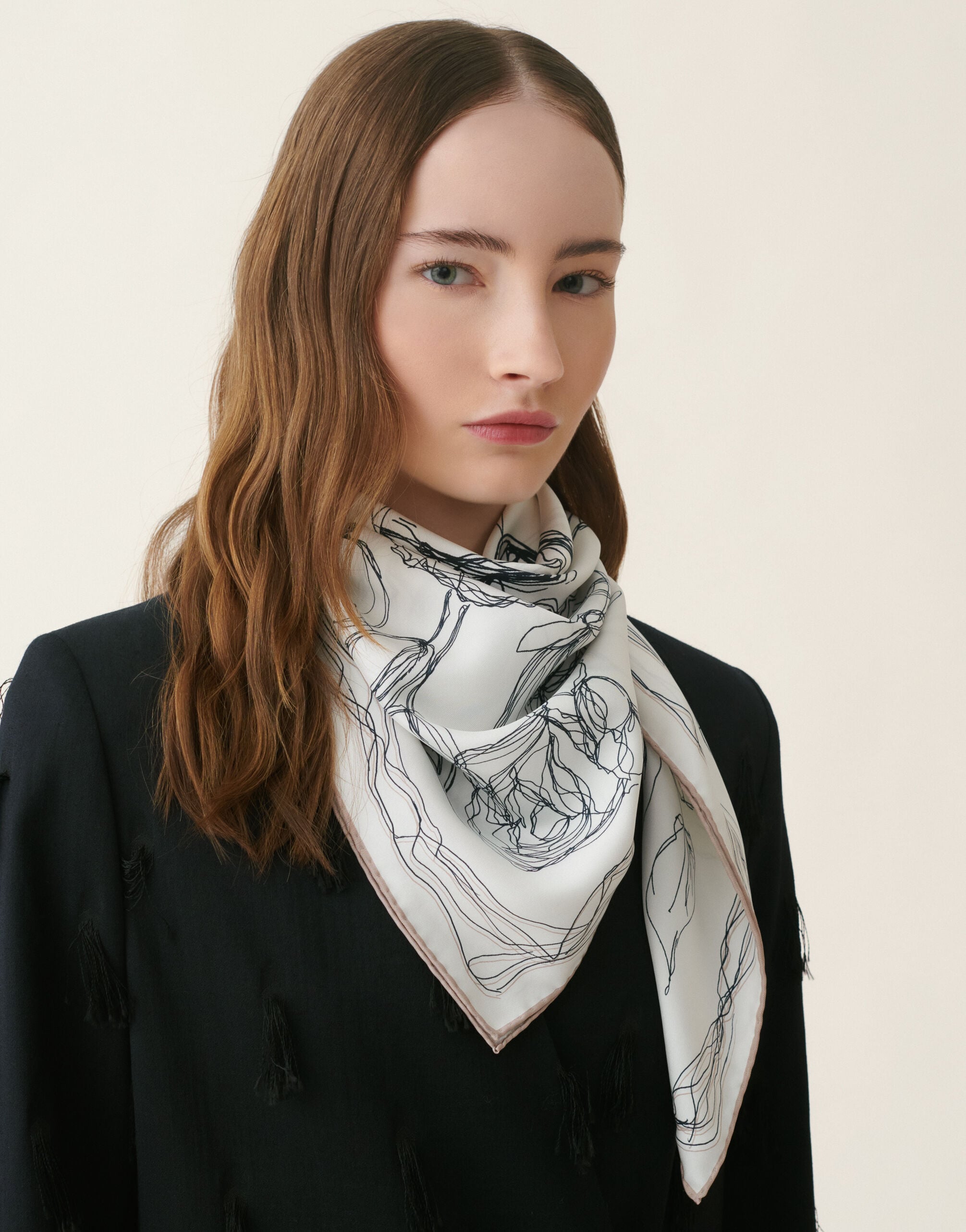 Foulard en twill de soie, blanc, bleu nuit et cachà Fabiana Filippi Foulard en twill de soie, blanc, bleu nuit et cachà Blanc, bleu nuit et cachà SAD216A876M5030000