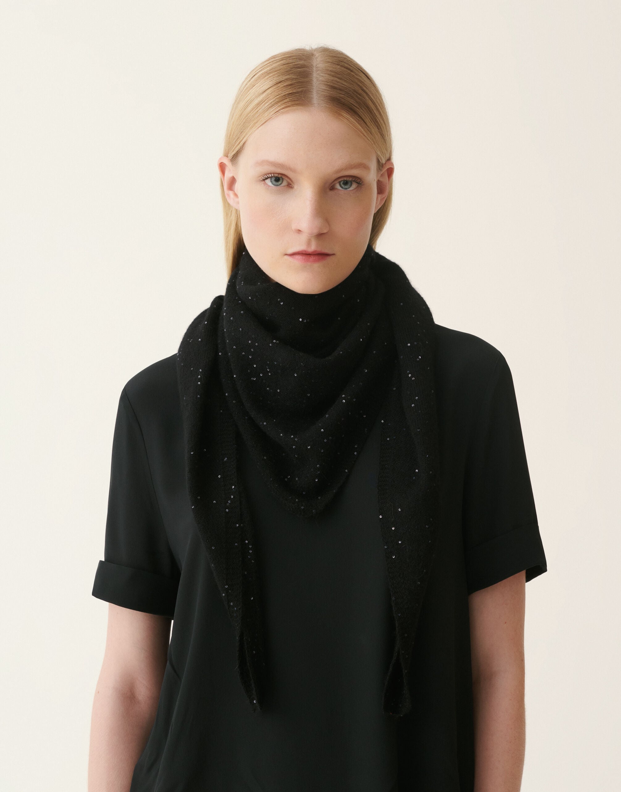 Triangular sequin scarf, black Fabiana Filippi Triangular sequin scarf, black Black SAD216A881D2960000