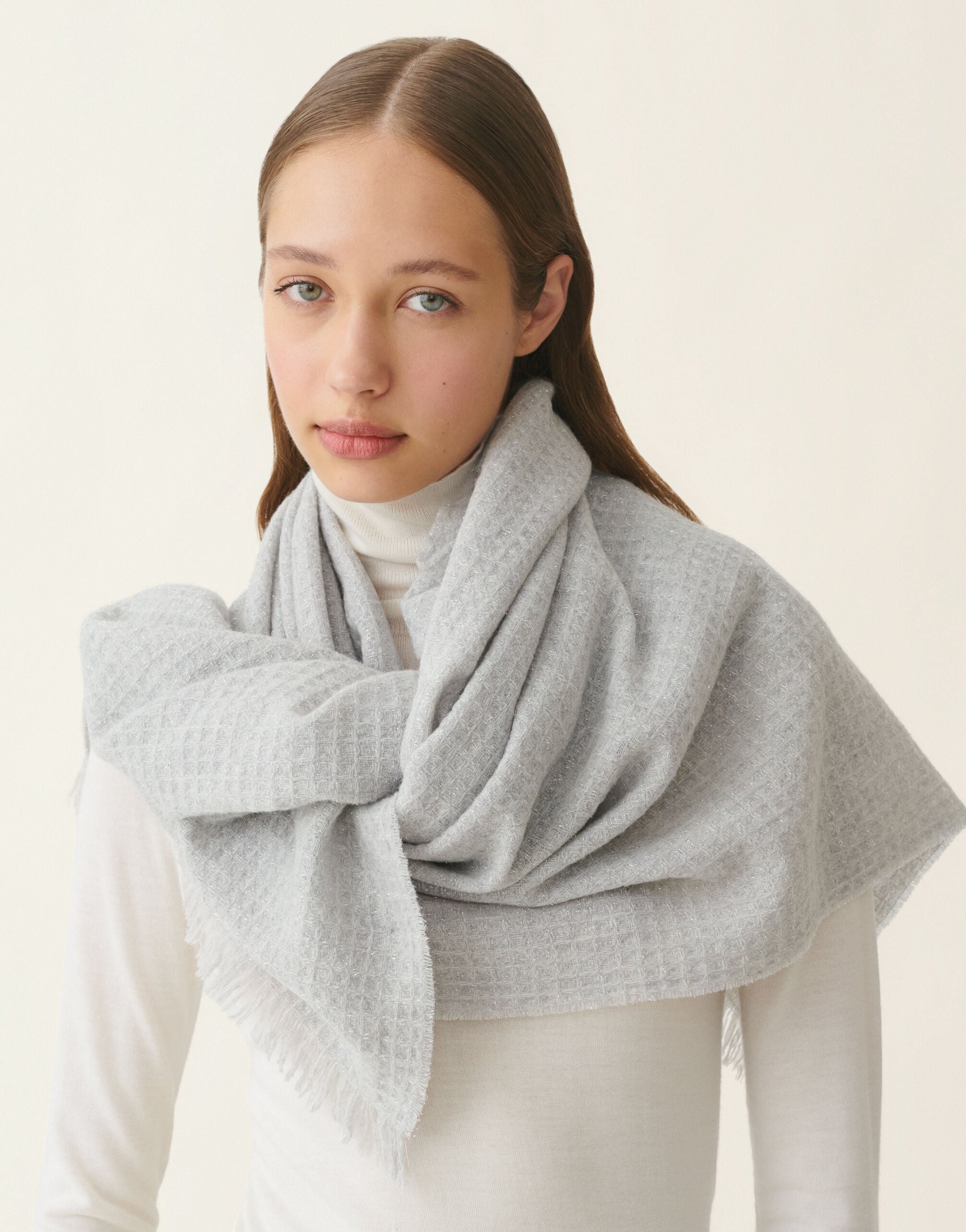 Wool and cashmere scarf with lurex, granite Fabiana Filippi Wool and cashmere scarf with lurex, granite Granite SAD216A874M5260000