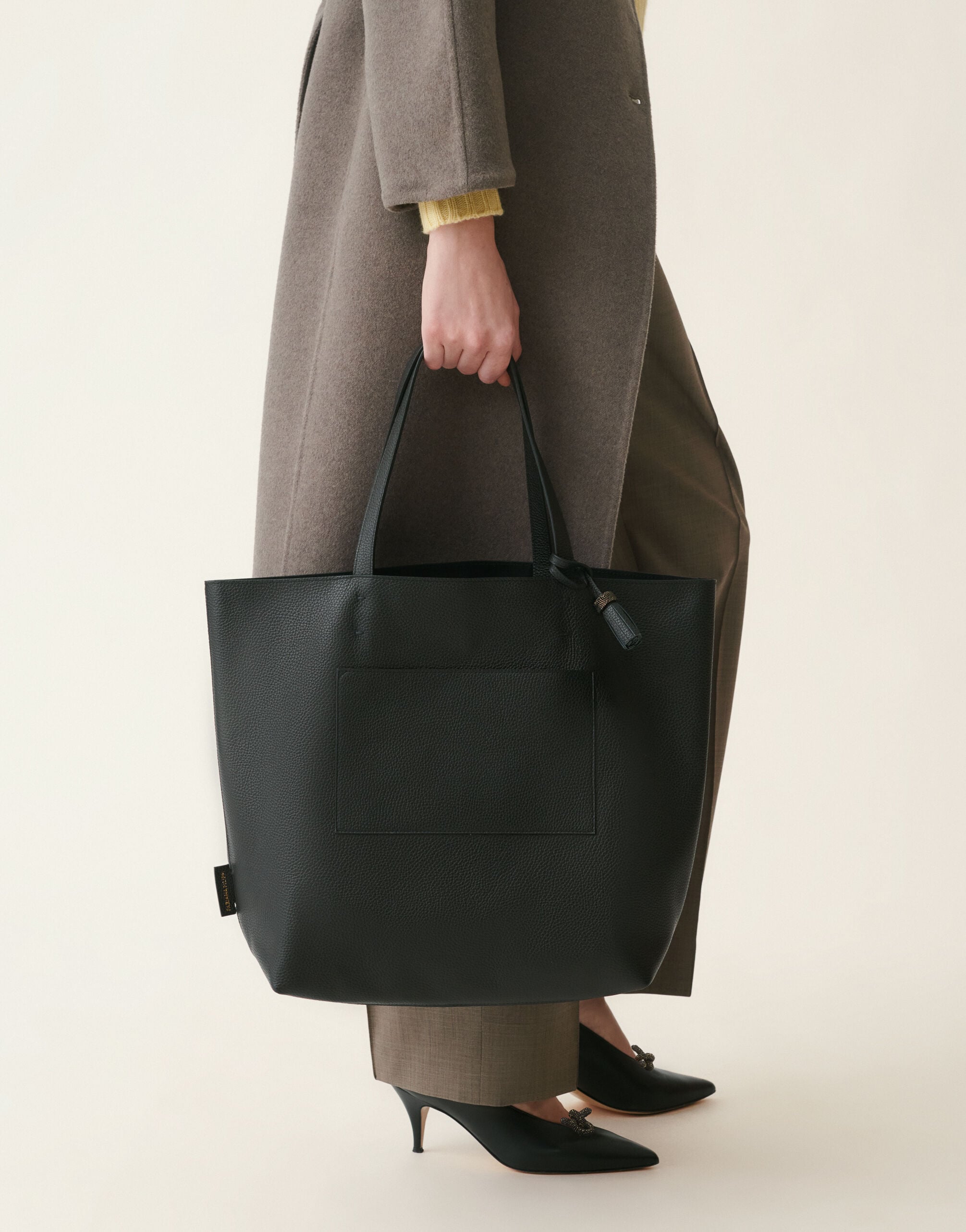 Grained leather tote bag, black Fabiana Filippi Grained leather tote bag, black Black BGD226A910M5600000