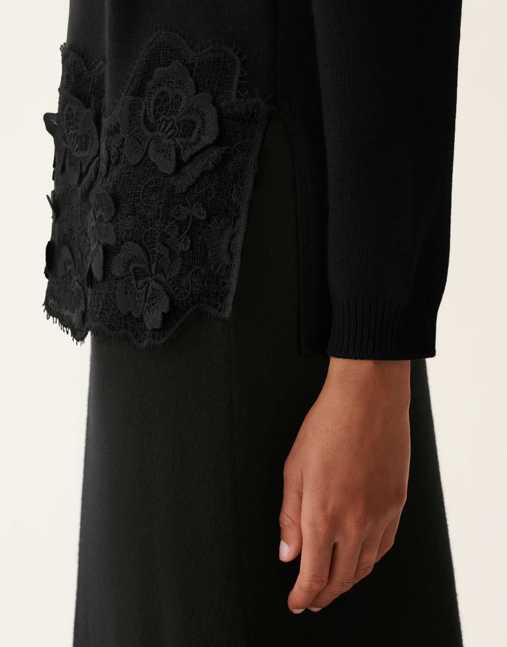 Platinum-Pullover mit Spitzensaum, Schwarz Fabiana Filippi Platinum-Pullover mit Spitzensaum, Schwarz Schwarz MAD226F495M4460000
