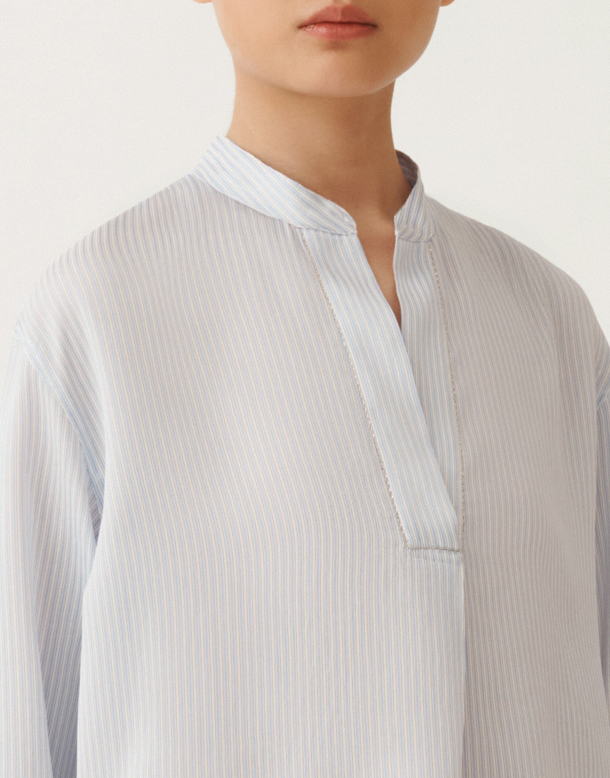 Fabiana Filippi Bluse mit Streifenmuster aus Viskose und Seide, weiß und hellblau HELLBLAU CADC02F351H8950000