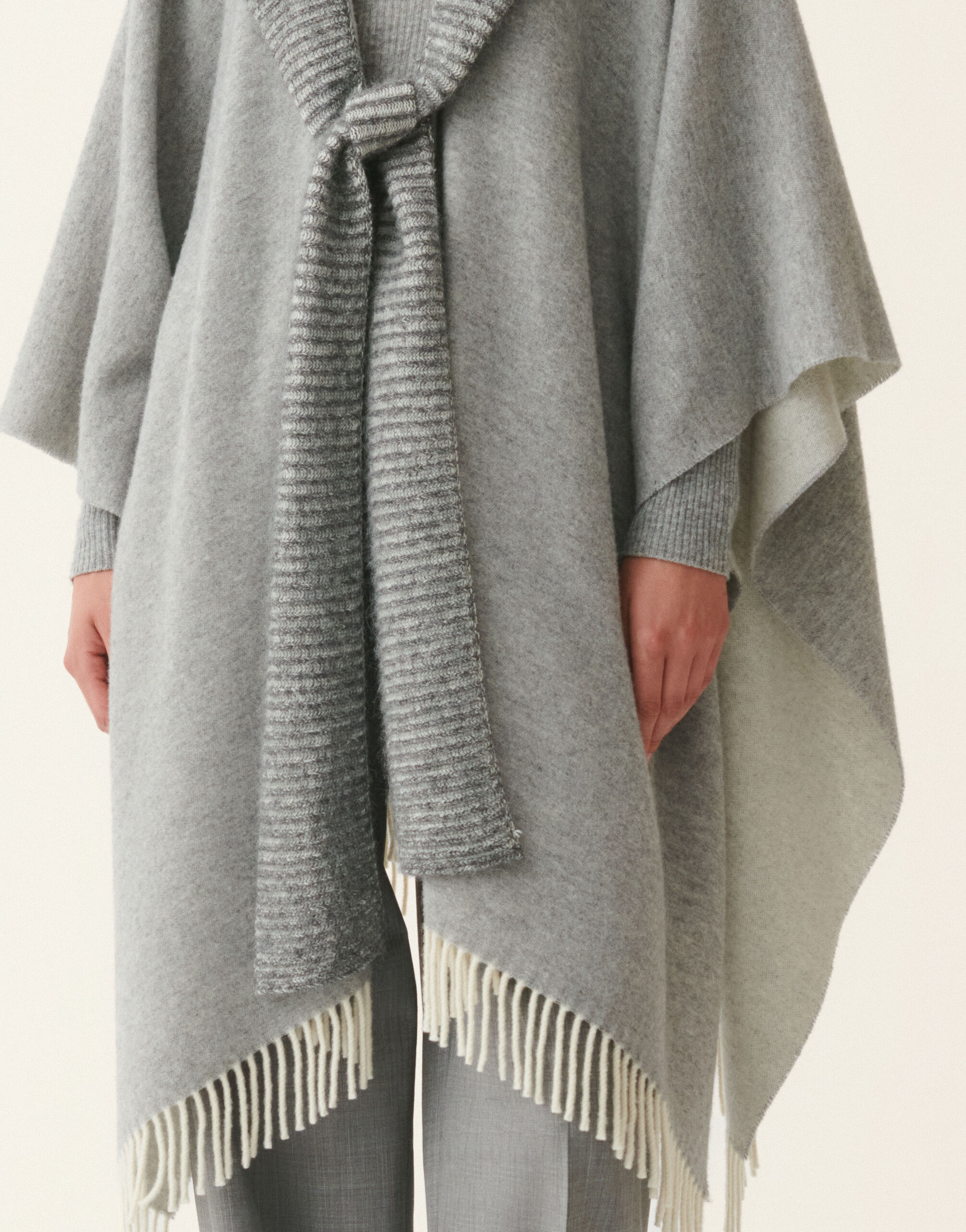 Cape aus Alpaka und Wolle mit Pailletten, Melange Fabiana Filippi Cape aus Alpaka und Wolle mit Pailletten, Melange Melange SAD226A912M5780000