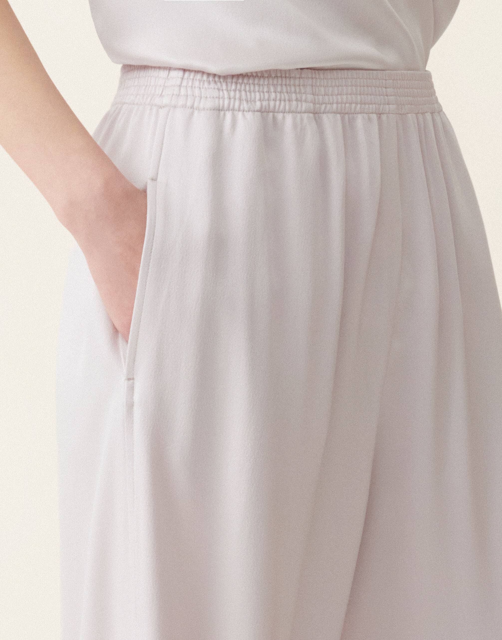 Amelia Hose aus glänzendem Enver-Satin, steinfarben Fabiana Filippi Amelia Hose aus glänzendem Enver-Satin, steinfarben Steinfarben PAD216F291D9820000