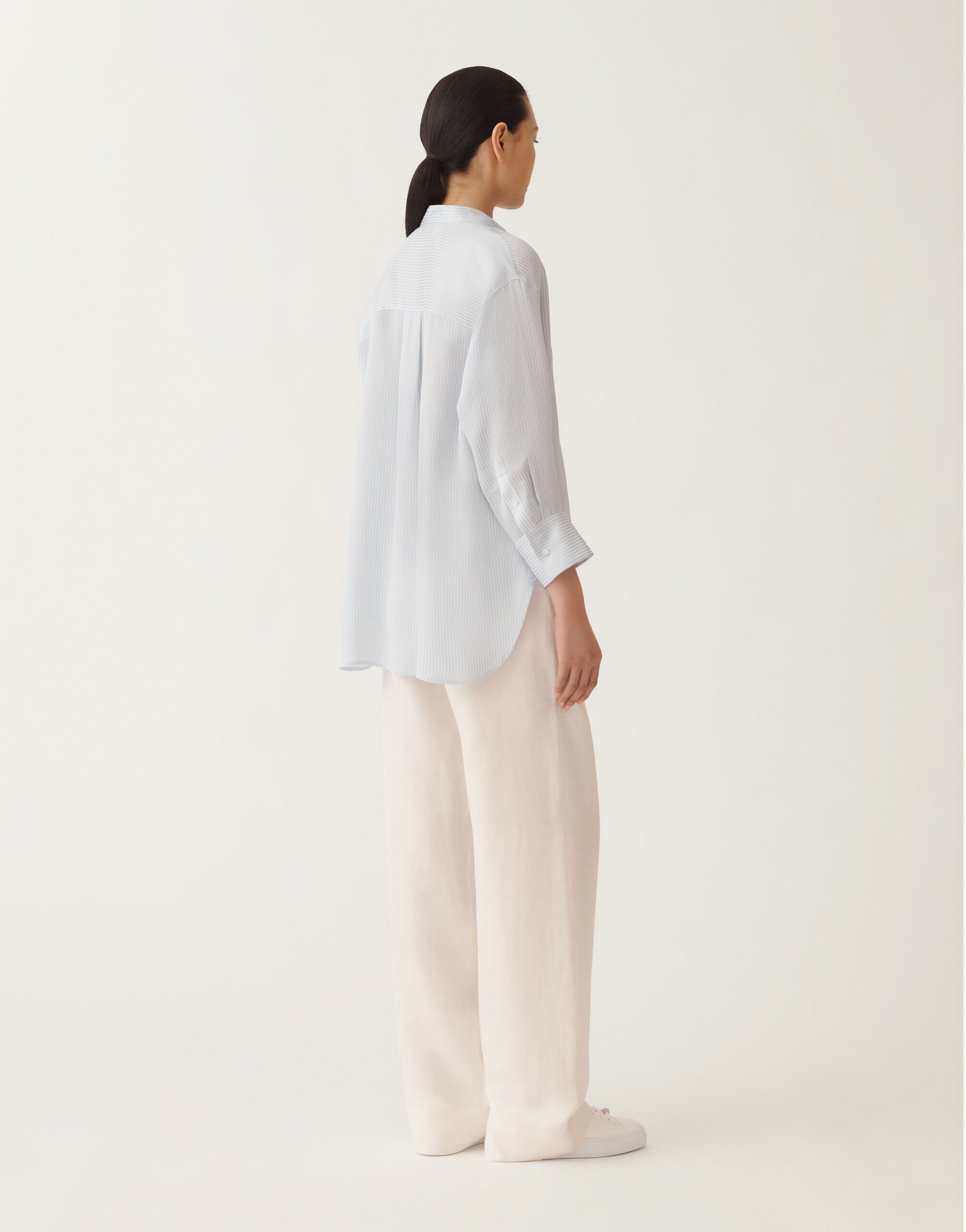 Fabiana Filippi Bluse mit Streifenmuster aus Viskose und Seide, weiß und hellblau HELLBLAU CADC02F351H8950000